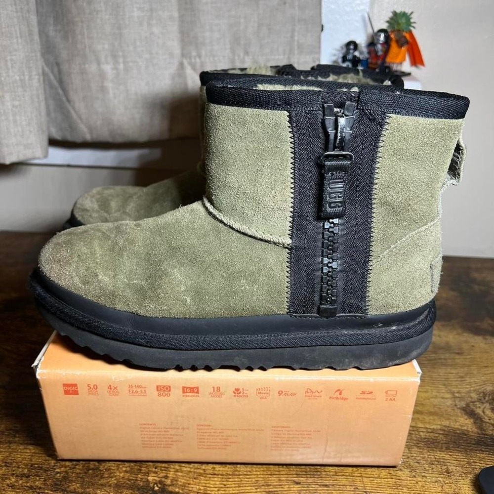 UGG Women's Classic Mini‎ Zipper Tape Logo Boot Burnt Olive 1144034 Size 4
